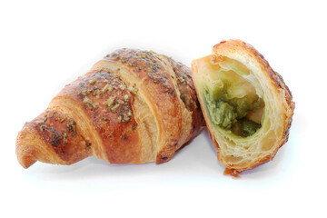 brioche al pistacchio su sfondo bianco, pistachio croissant on white background