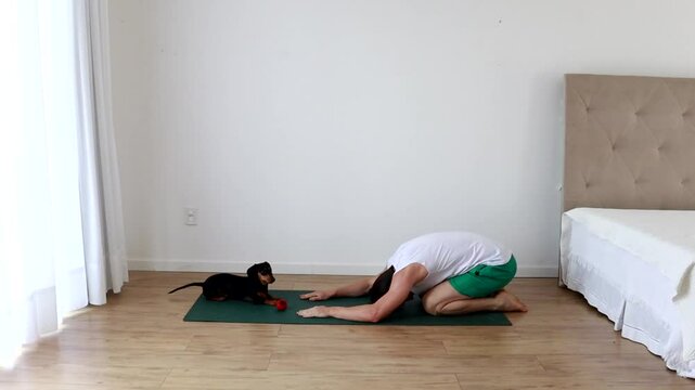homem meditando com cachorro fofo 