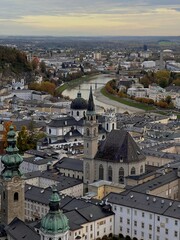Obraz premium Autumn panoramic view of the center of Salzburg old town and Salzach river close up from above