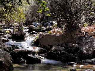 Río Guadalquivir en la sierra de Cazorla, bajando por las rocas