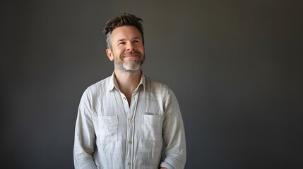 Obraz premium Portrait of a jovial caucasian man in his 40s wearing