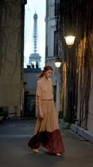 Naklejka premium Elegant Fashion Walk in Soft Tones Near Eiffel Tower
