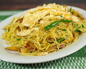 chinese noodles with egg omelet and vegetables, chifa, peruvian food