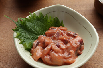 小鉢に入ったイカの塩辛