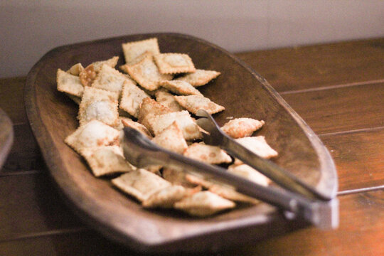 frituras pastel e batatinha e torrada
