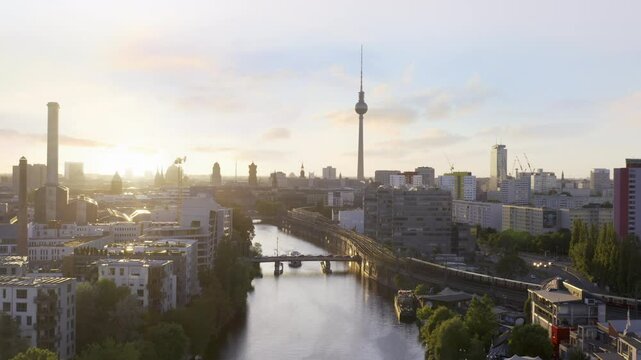 Berlin Fernsehturm Spree Drohne Sonnenuntergang Bahn Fluss Br&uuml;cke 