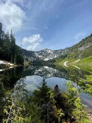 Fototapeta premium Majestic Mountain: Serene Lake Reflection