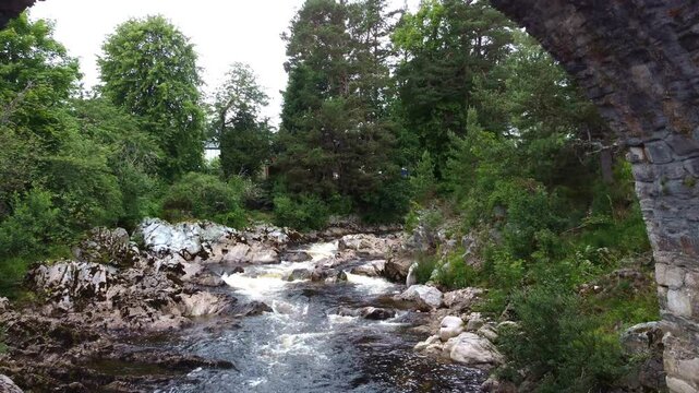 Drohnenvideo von der Packhorse Bridge in Carrbridge ist die &auml;lteste Steinbr&uuml;cke der schottischen Highlands