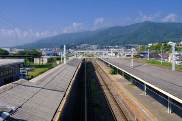 夏の辰野駅 - のどかな風景とひとときの静けさ