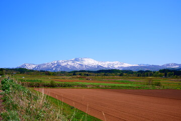 春の月山 - 雪と新緑が織りなす絶景