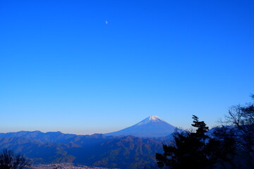 雪冠の富士山 - 日本の象徴を仰ぐ絶景