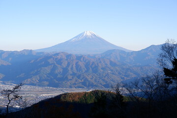 雪冠の富士山 - 日本の象徴を仰ぐ絶景