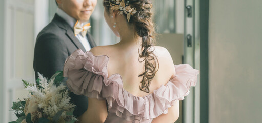 レトロな建物でウェディングフォトを撮るカップル
