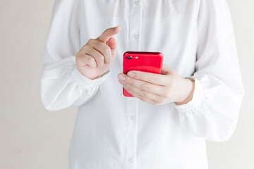 スマホを持つ女性