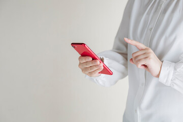 スマホを持つ女性