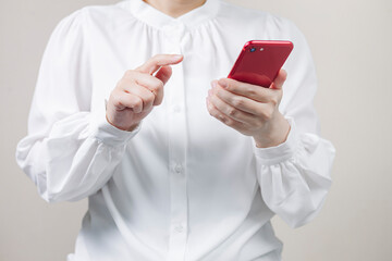 スマホを操作する女性