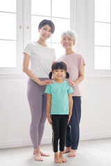 Obraz premium スポーツウェアを着た3世代の女性のポートレート 全身