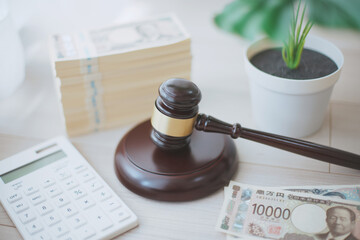 オークションハンマーと日本円の札束