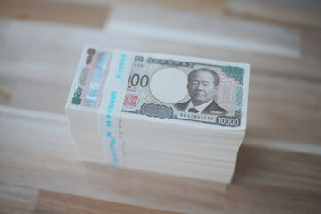 山積みされた日本円の札束