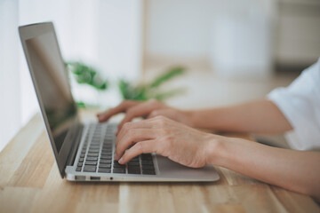 ノートパソコンで仕事をする女性の手元