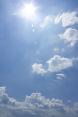 Obraz premium It is a blue sky with the sun shining.