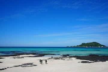 shoaling sand beach and fine view
