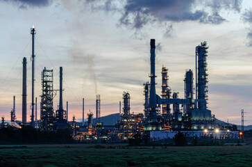 Obraz premium Oil refinery industry at sunset - factory - petrochemical plant