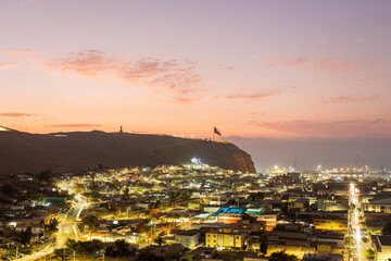 Fototapeta premium View of the city of Arica at dusk in long exposure