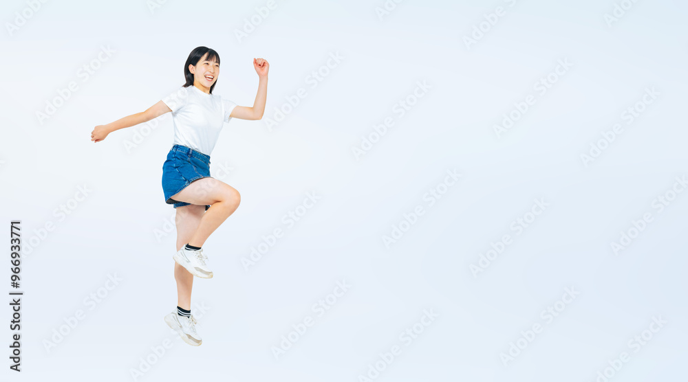 Poster 元気にジャンプする女の子の全身写真（切り抜き背景透過pngも販売しております。作成者リンクから「png」で検索してください）