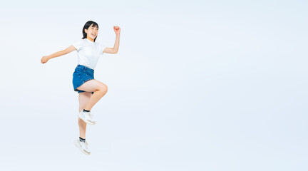 元気にジャンプする女の子の全身写真（切り抜き背景透過PNGも販売しております。作成者リンクから「PNG」で検索してください）