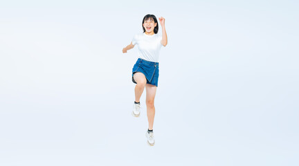 Obraz premium 元気にジャンプする女の子の全身写真（切り抜き背景透過PNGも販売しております。作成者リンクから「PNG」で検索してください）