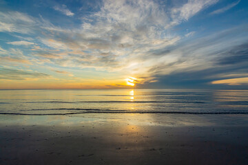 Obraz premium Beautiful amazing sunrise at Hua Hin sea and sea waves, Summer concept.