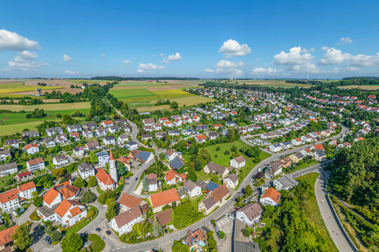 Die Gemeinde Thalfingen bei Ulm in Schwaben von oben