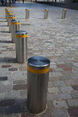 Borne urbaine en alignement dans la rue