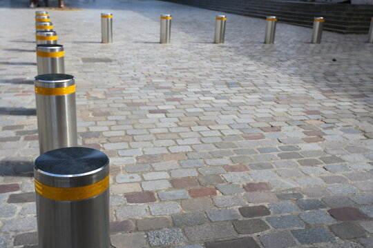 Borne urbaine en alignement dans la rue