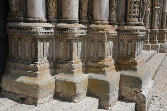 Piliers et colonnes sur la fa&ccedil;ade de la cath&eacute;drale de Chartres