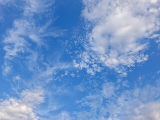 Obraz premium Blue sky with white clouds