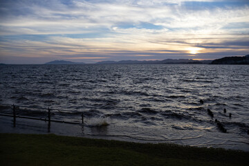 湖に沈む美しい夕陽