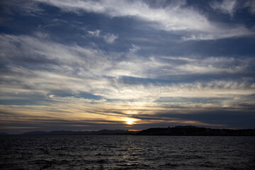 湖に沈む美しい夕陽