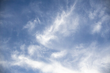 柔らかな白い雲のある青空