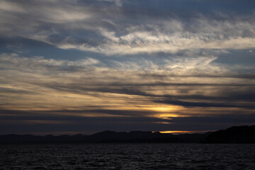 湖に沈む美しい夕陽