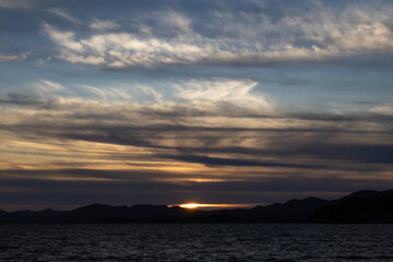 湖に沈む美しい夕陽