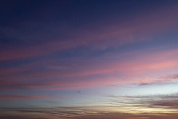 ピンク色の雲の夕焼け空