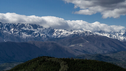 雲に覆われる北アルプスの山並み　長野県大町市