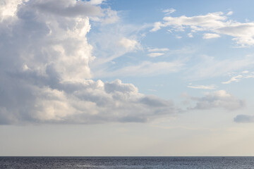 Obraz premium Landscape capture of dramatic clouds and open blue sky capture from seaside view
