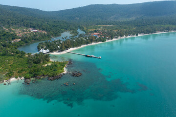 Naklejka premium Aerial View of Scenic Coastline with Turquoise Waters and Sandy Beach 