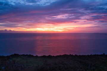 Obraz premium Stunning Ocean Sunset with Vibrant Purple and Pink Sky 