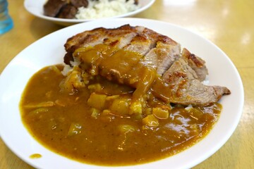 肉が乗ったカレーライス