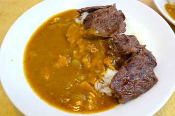 肉が乗ったカレーライス