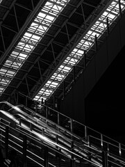 トラス構造に支えられた巨大屋根と光が当たる階段